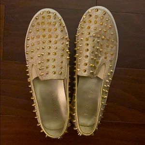 Gold/tan slide sneakers with studs